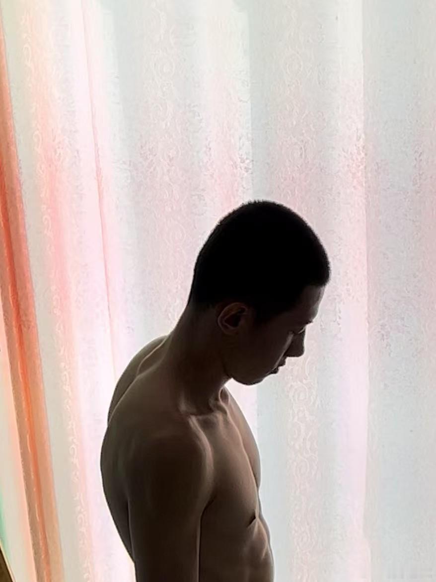 这是一个人？足球体育生 