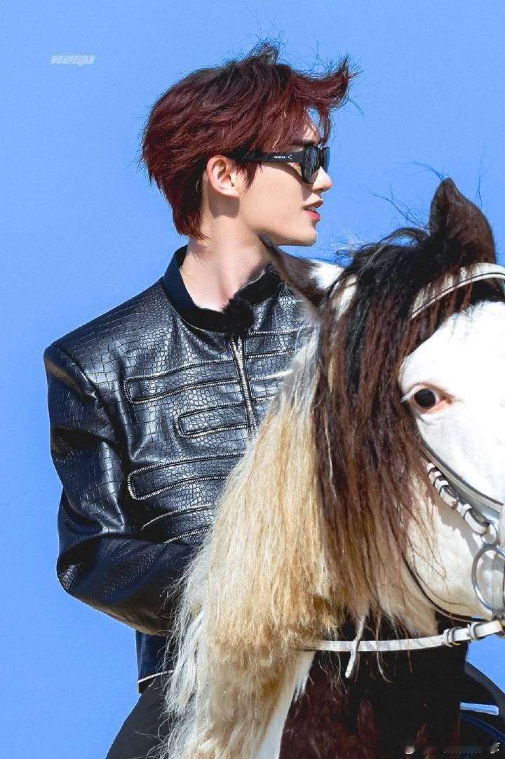 丁程鑫今天你好星期六海边路透，这个男的真的知道自己很帅  少年感