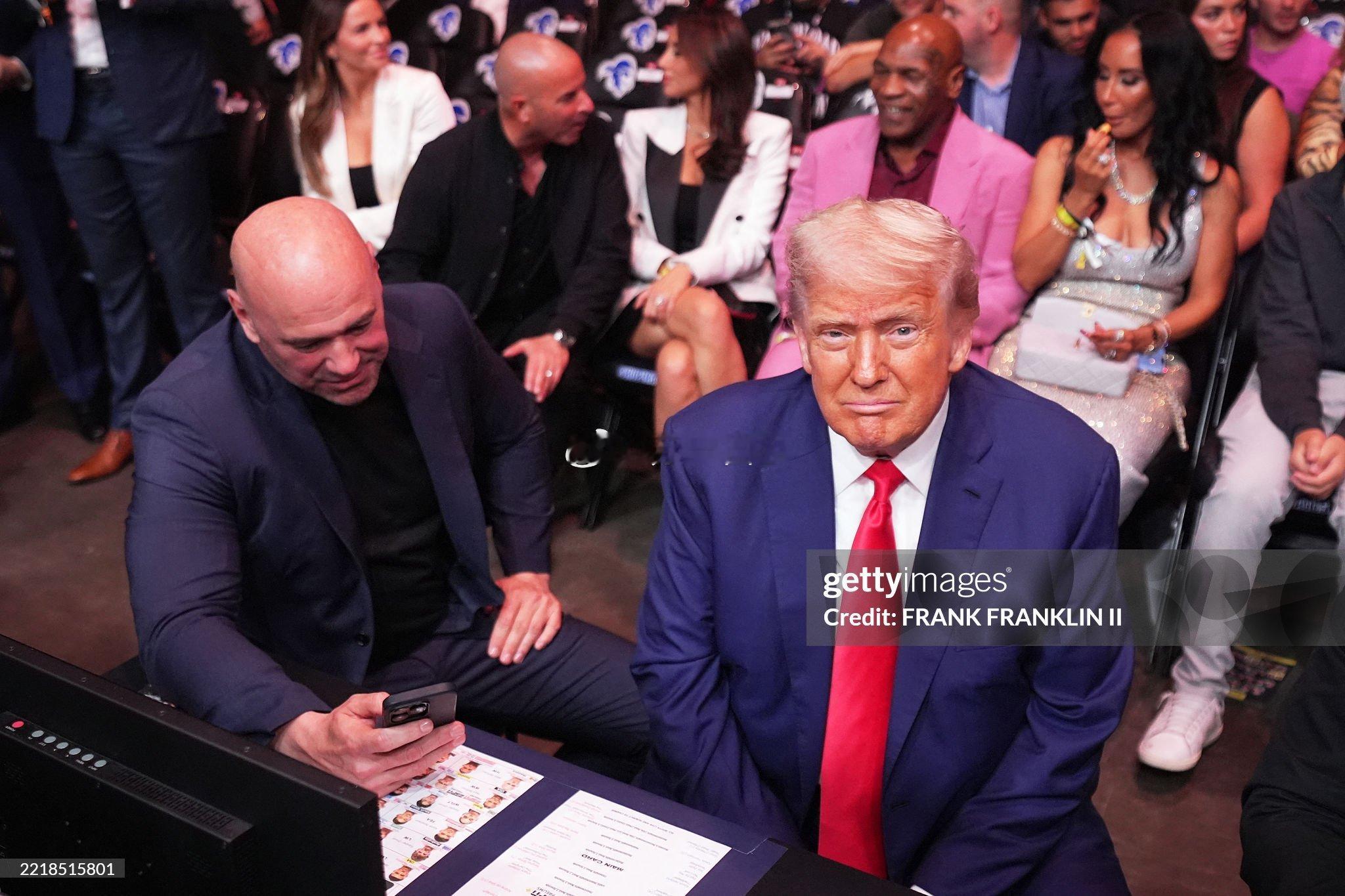 川普现身UFC比赛现场👇这次陪着他的是女儿Ivanka（图一图二）上一次出席是