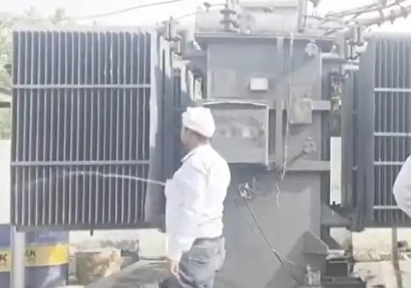 印度遭遇高温，工作人员忙着给变压器降温，浇水、用风扇，能用的办法都使出来了，只为
