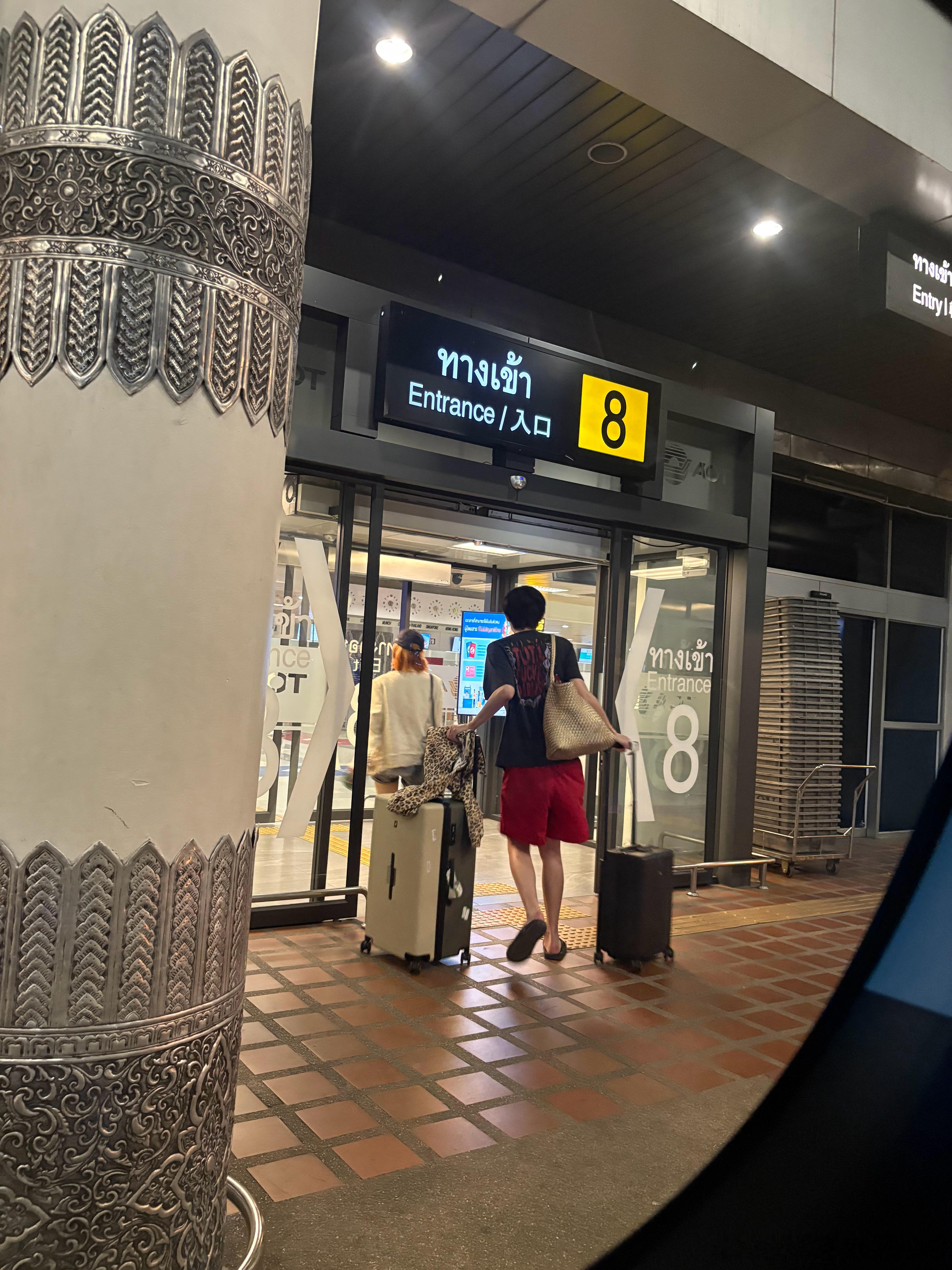 在泰国小心翼翼进食好几天，结果走的前一天不知道吃啥了现在在韩国拉一天了根本没法出