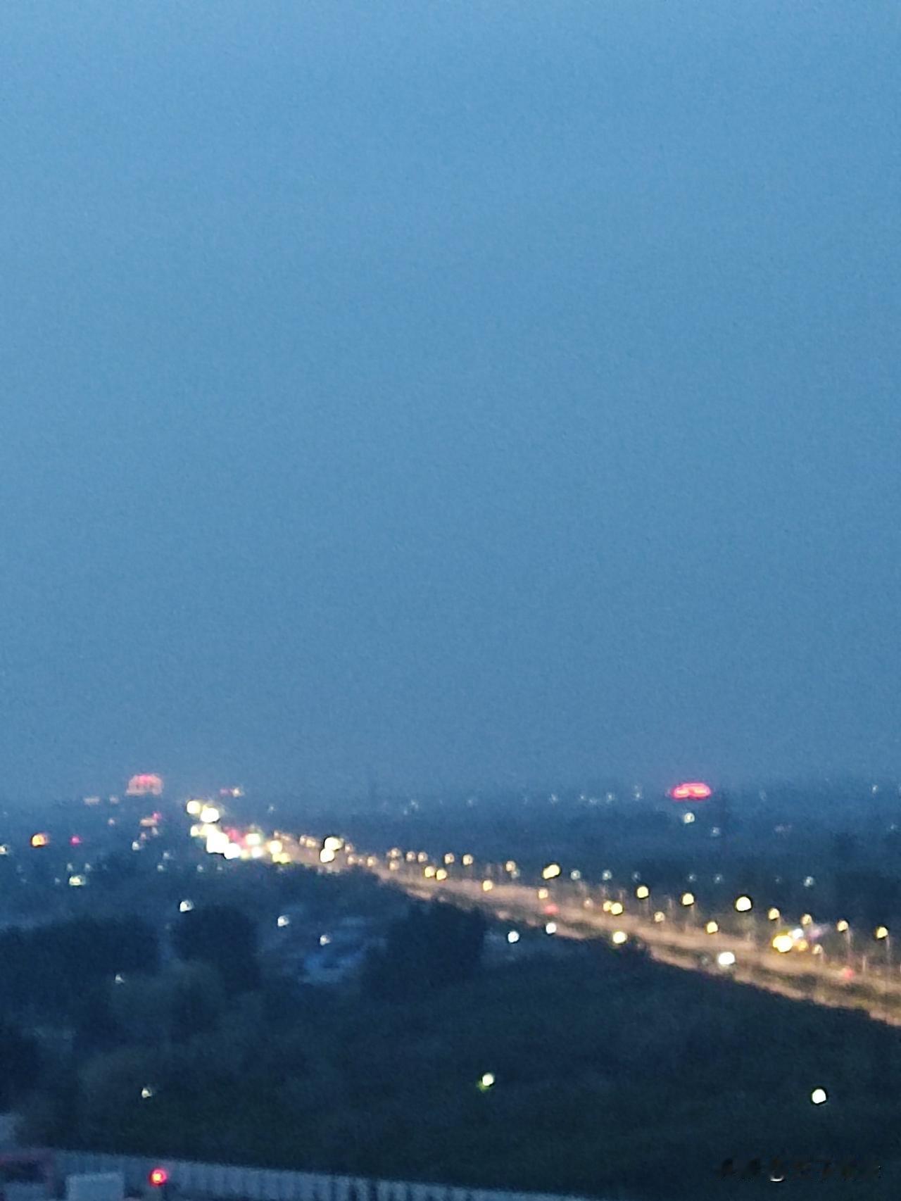 月亮如果奔我而来就不是月亮了，
是跋山涉水来取我狗命的陨石。