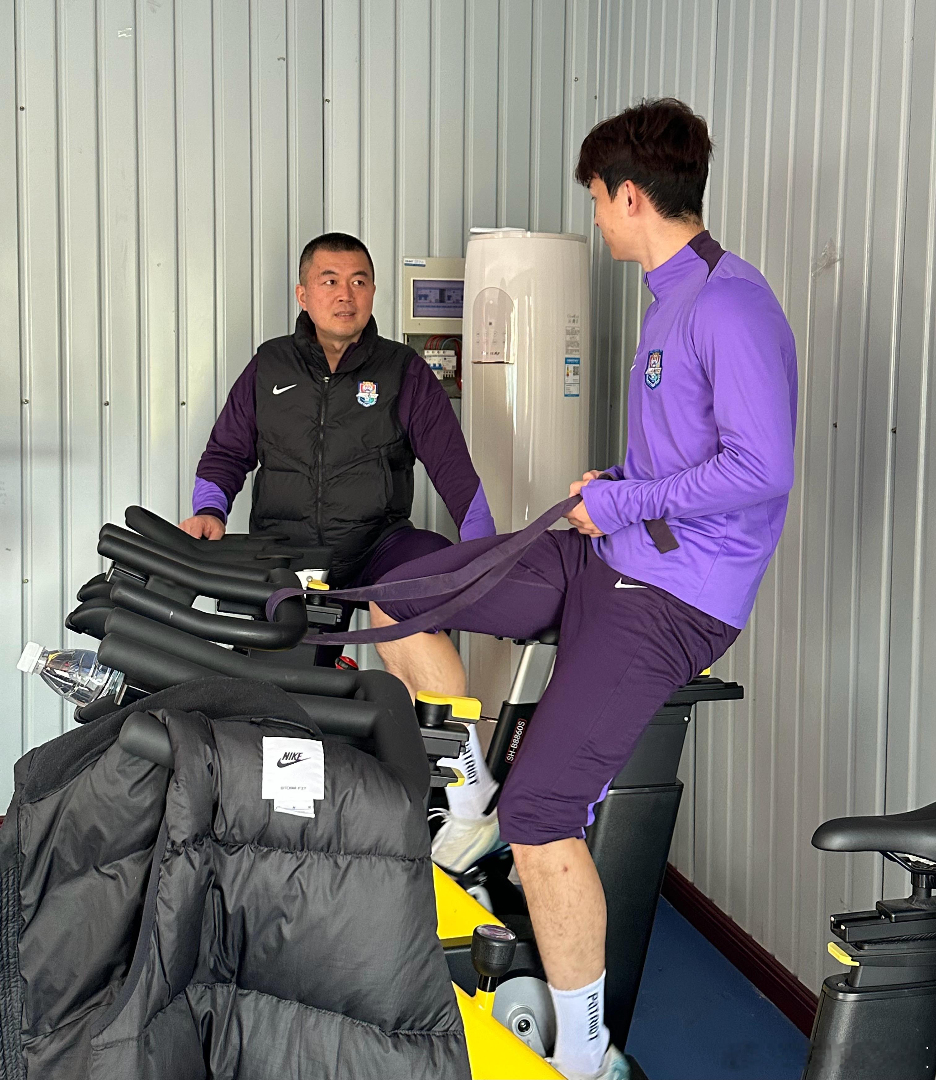 今天下午的训练，巴顿、阿代米俩人在屋儿里练，大夫、体能康复教练、翻译仨人盯着。