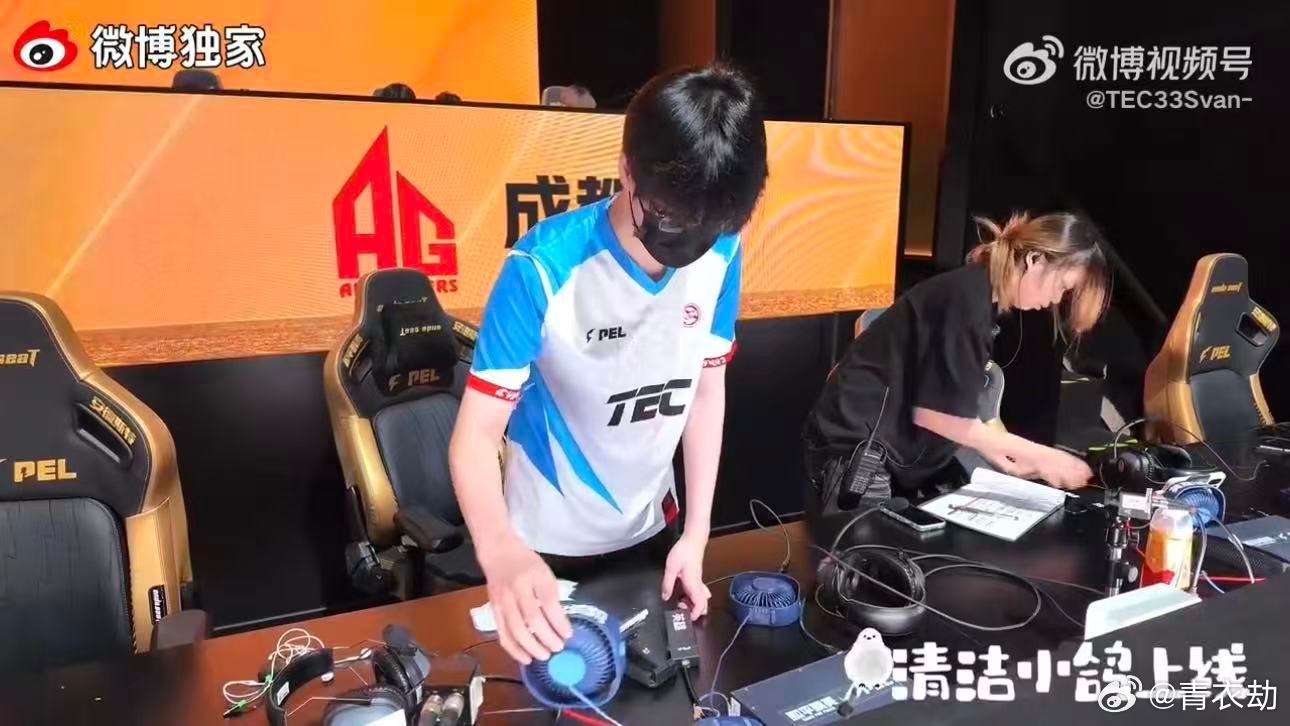 33新式戴耳机法别人戴耳机循规蹈矩，33直接研发新式戴法，离谱又可爱！这期日常v
