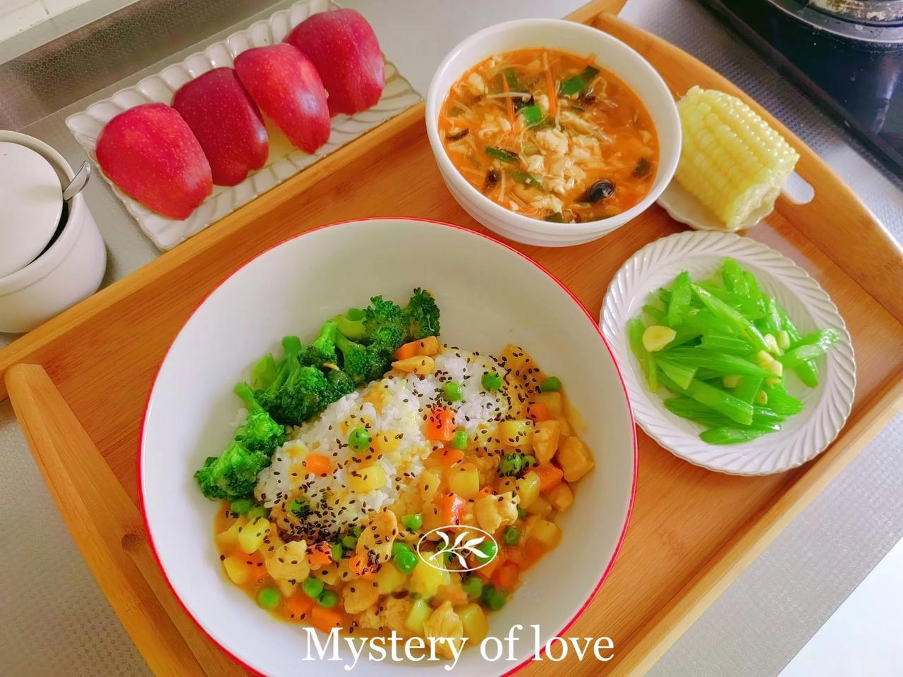 高二娃的午餐
咖喱饭
清炒芹菜
乱煮酸辣汤[捂脸]
娃说好喝，娃爱喝汤，以后我好