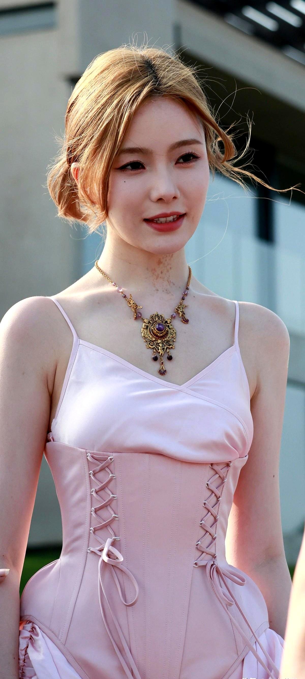 陈卓璇饭拍生图：我想夸这个生图就很神图了…
 

路人随手就拍下了她的身影，我的