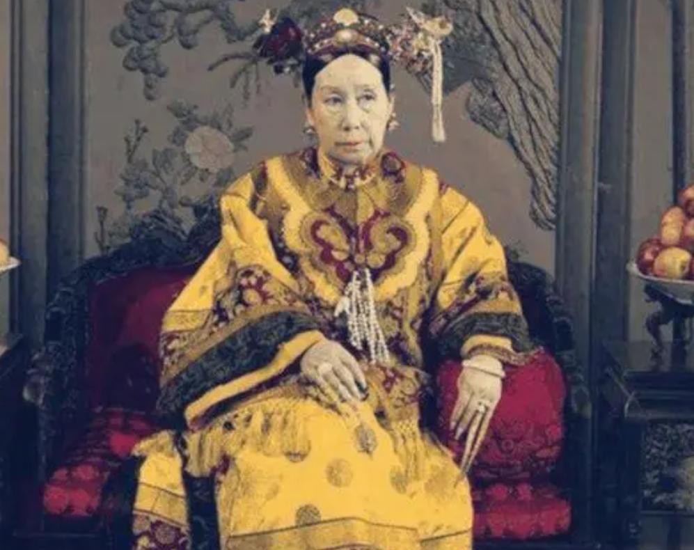 1900年，慈禧狼狈逃窜至山西首富家，临行时，慈禧让乔家借她10万两，乔致庸扑通