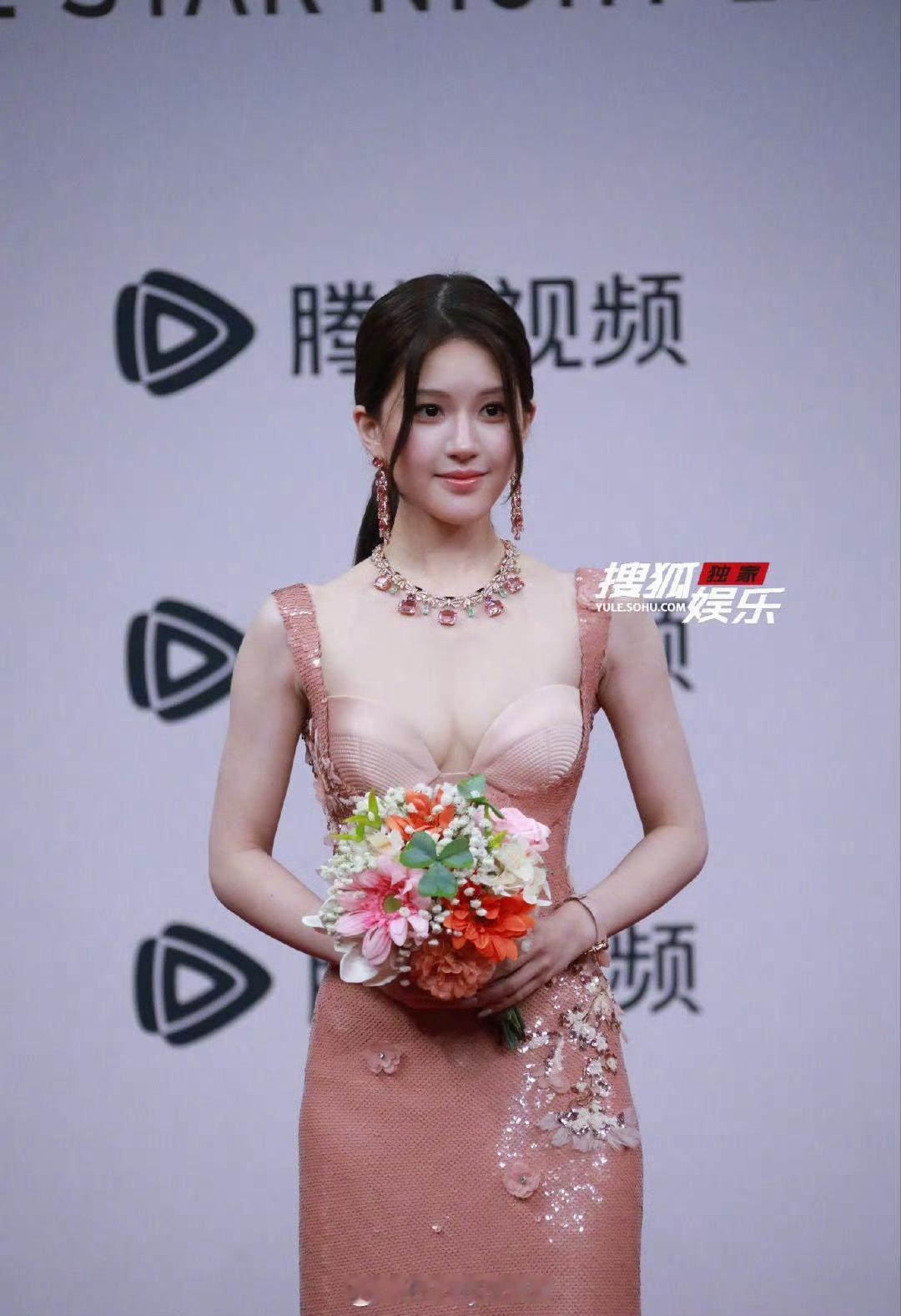 星光大赏红毯来看赵露思生图怎么样 