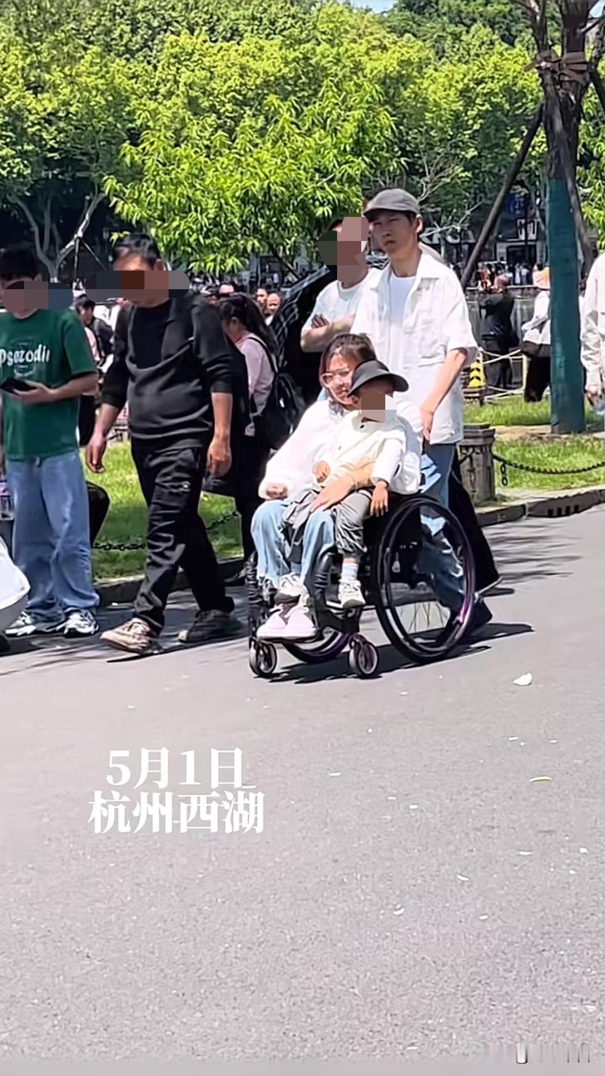 好感人，夫妻双方都身体不便，但却依然自驾带着母亲和孩子去杭州西湖游玩，面对镜头，
