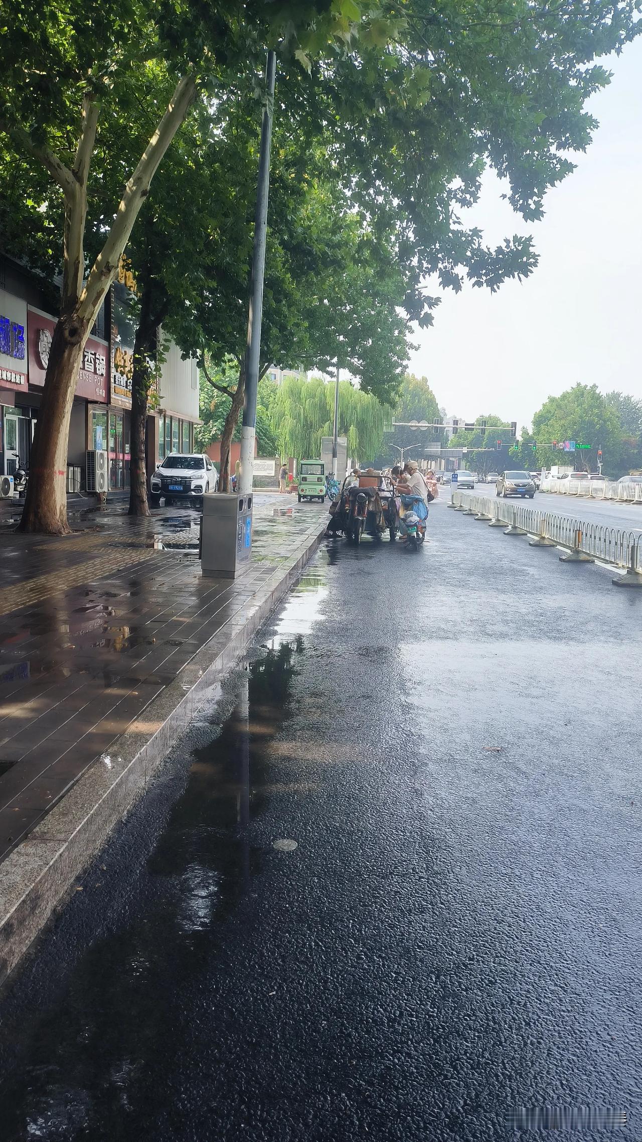 雨后保定买菜，西红柿暗藏小问题

雨后的保定雾气蒙蒙，路面到处湿漉漉的。

恒祥