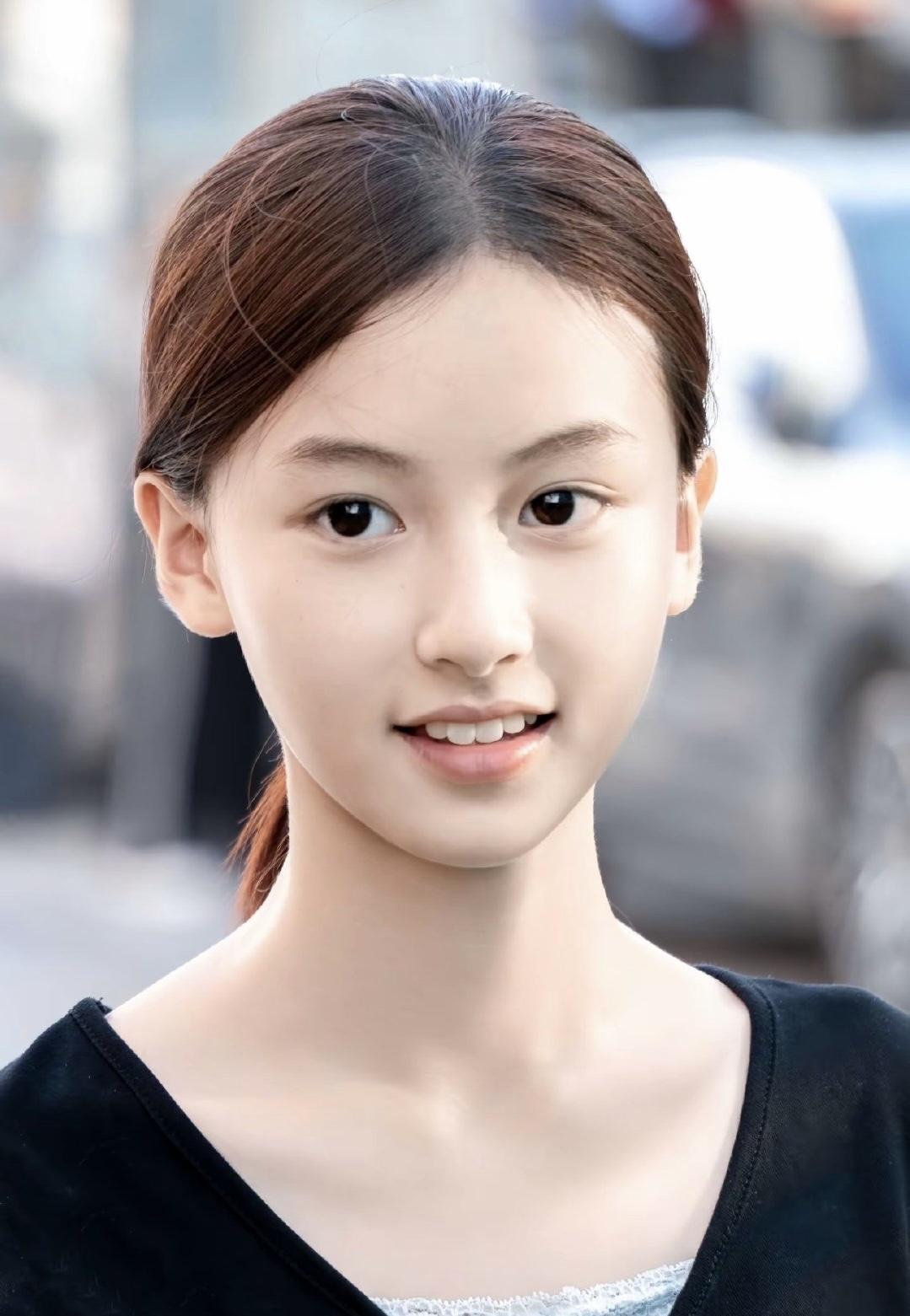 近日河南素人女孩因高颜值撞脸张柏芝全网意外走红，后来家人回应女儿走红过程，否认家