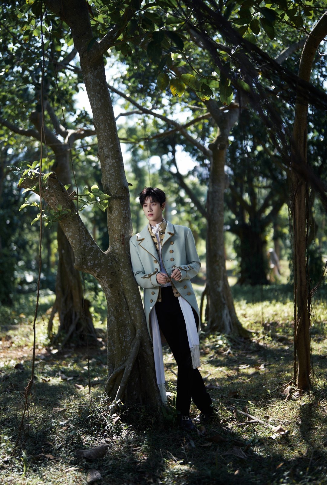 明星丨写真李昀锐的一组林间和海边图～ 