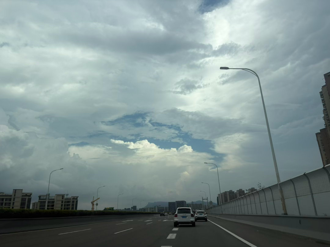 雨停了天漏了一点蓝 