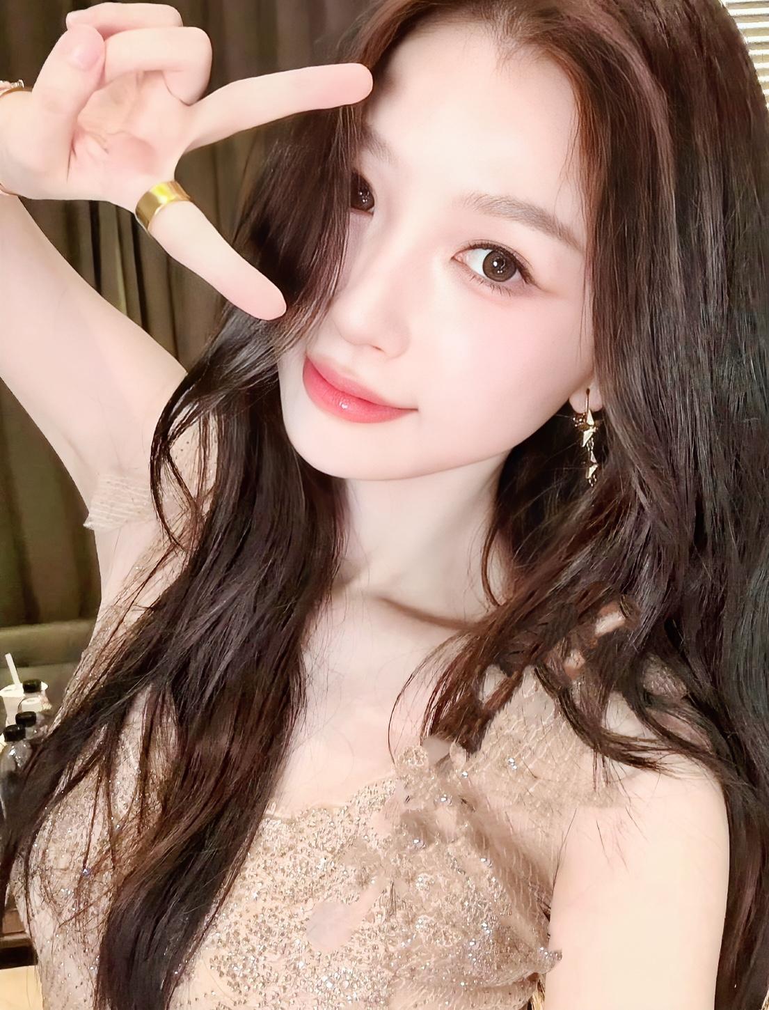 原来是虞书欣！这套造型美得让人惊艳，氛围感远超她日常私服