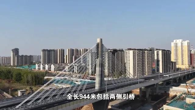 【邯郸两大市政道路工程正式通车】4月8日上午，邯郸市北仓路上跨京广铁路主桥与果园