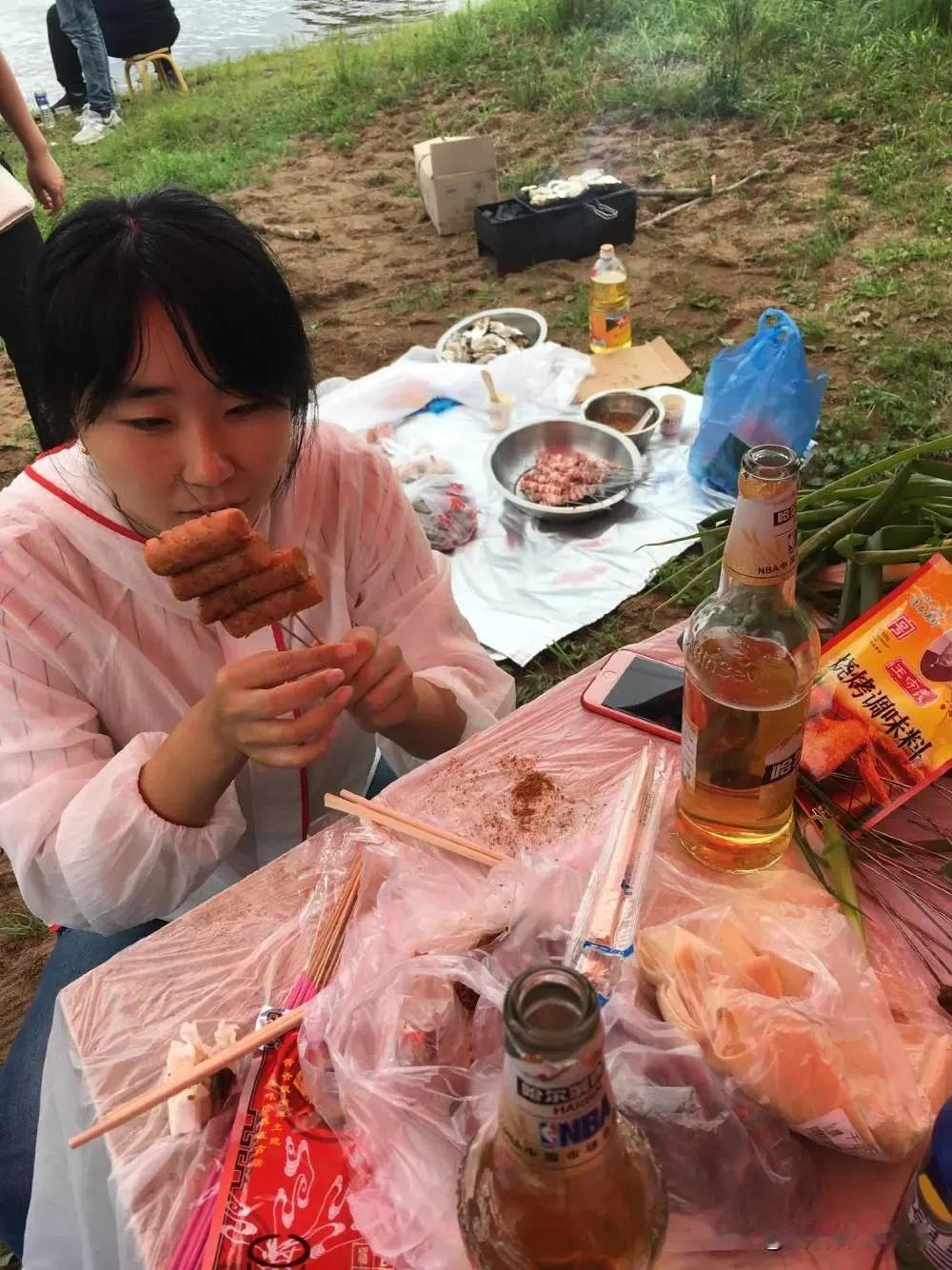 市井烟火处的相逢，最能窥见成年人相处的处世真谛。街头烧烤小店一场不期而遇，分开十