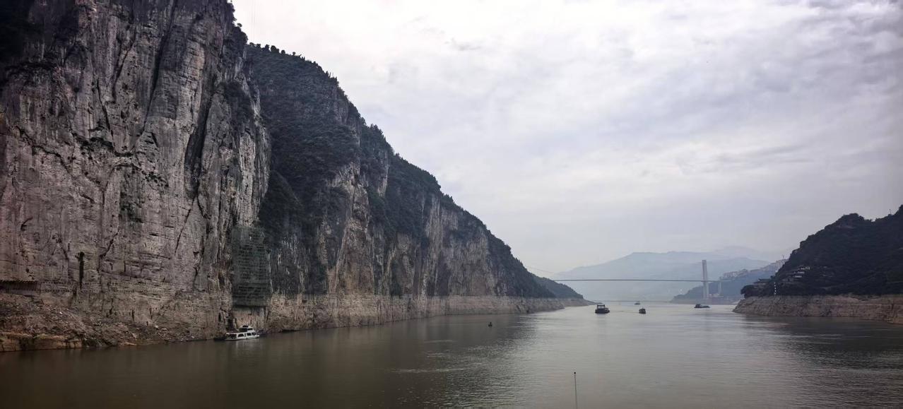 上联:心平可医三千疾，请出下联?
德高能愈百岁忧