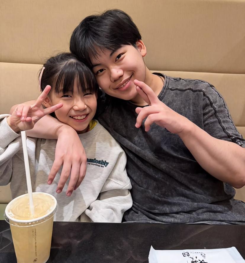 松岛辉空松岛美空兄妹俩与张美智和张本美和兄妹俩的合照，松岛辉空与张本智和都是很宠