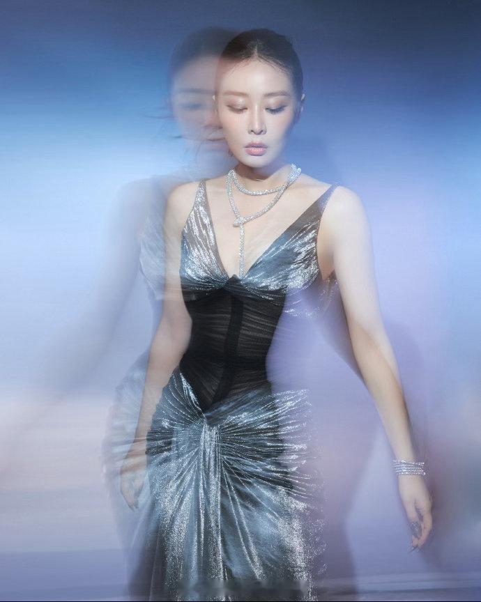 高叶银色人鱼姬高叶拖尾裙有自己的赛道 她穿这条裙子走出来的时候，应该全场都在看吧