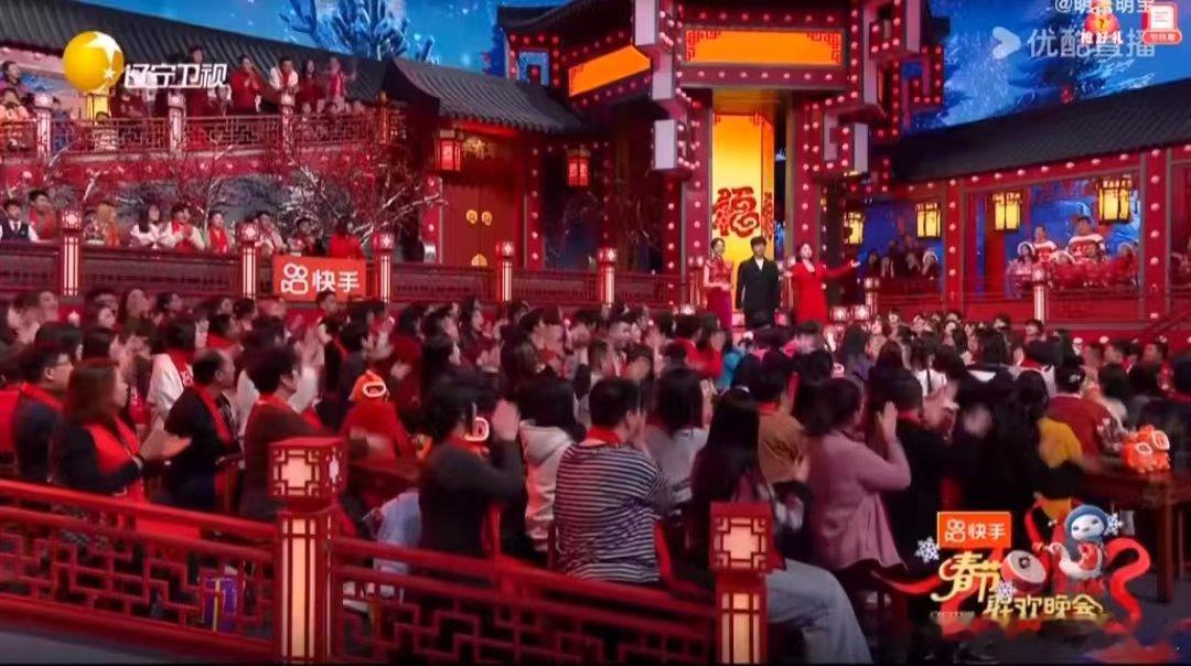 谁教徐志胜这么撒娇的  2025辽视春晚 2025辽视春晚，徐志胜穿新郎服撒娇的
