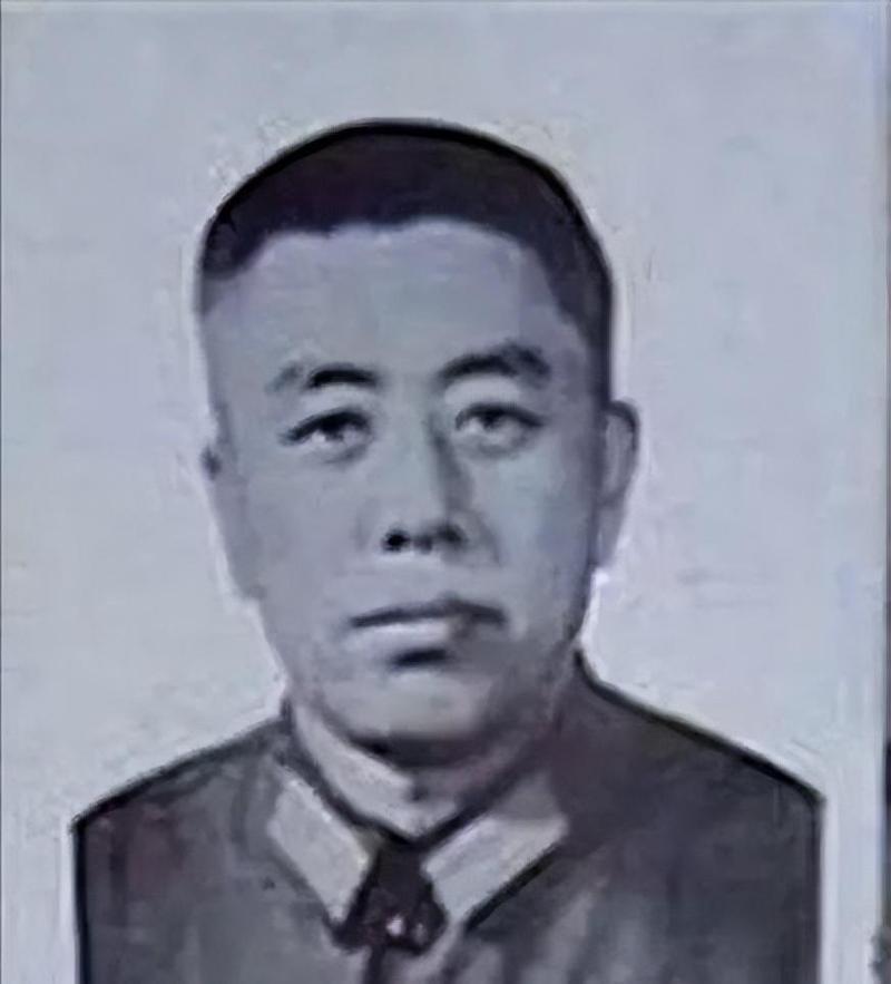 1979年，副师长赵连玉从越南战场返回祖国途中。不幸被一枪击中身亡。搜查之后，竟