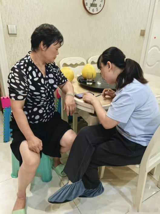 下班回家看到小区门口联通公司在搞活动，回到家看到联通工作人员上门服务，一问原来是