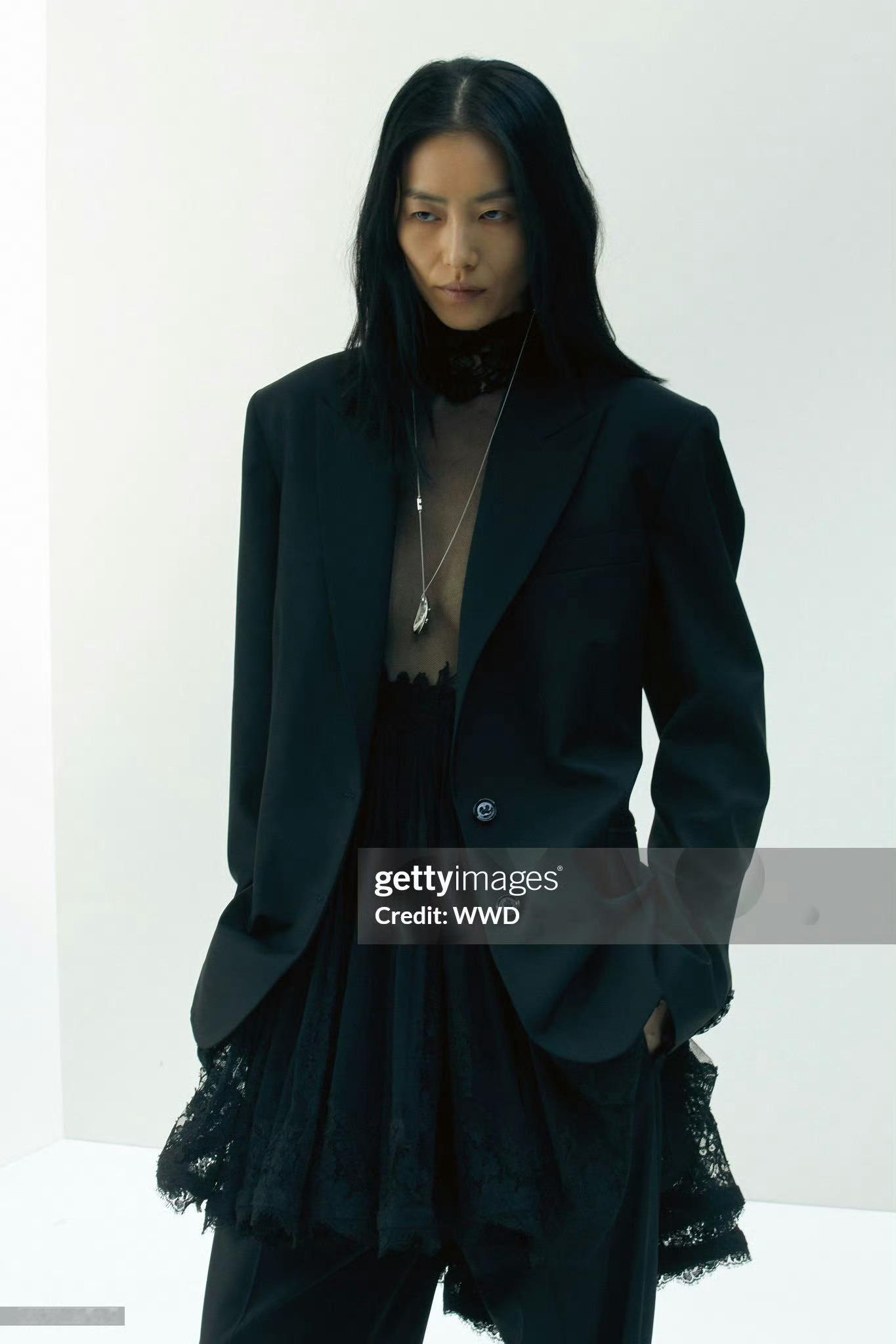 刘雯  Balenciaga Summer 2027  巴黎世家广告女郎黑色西装