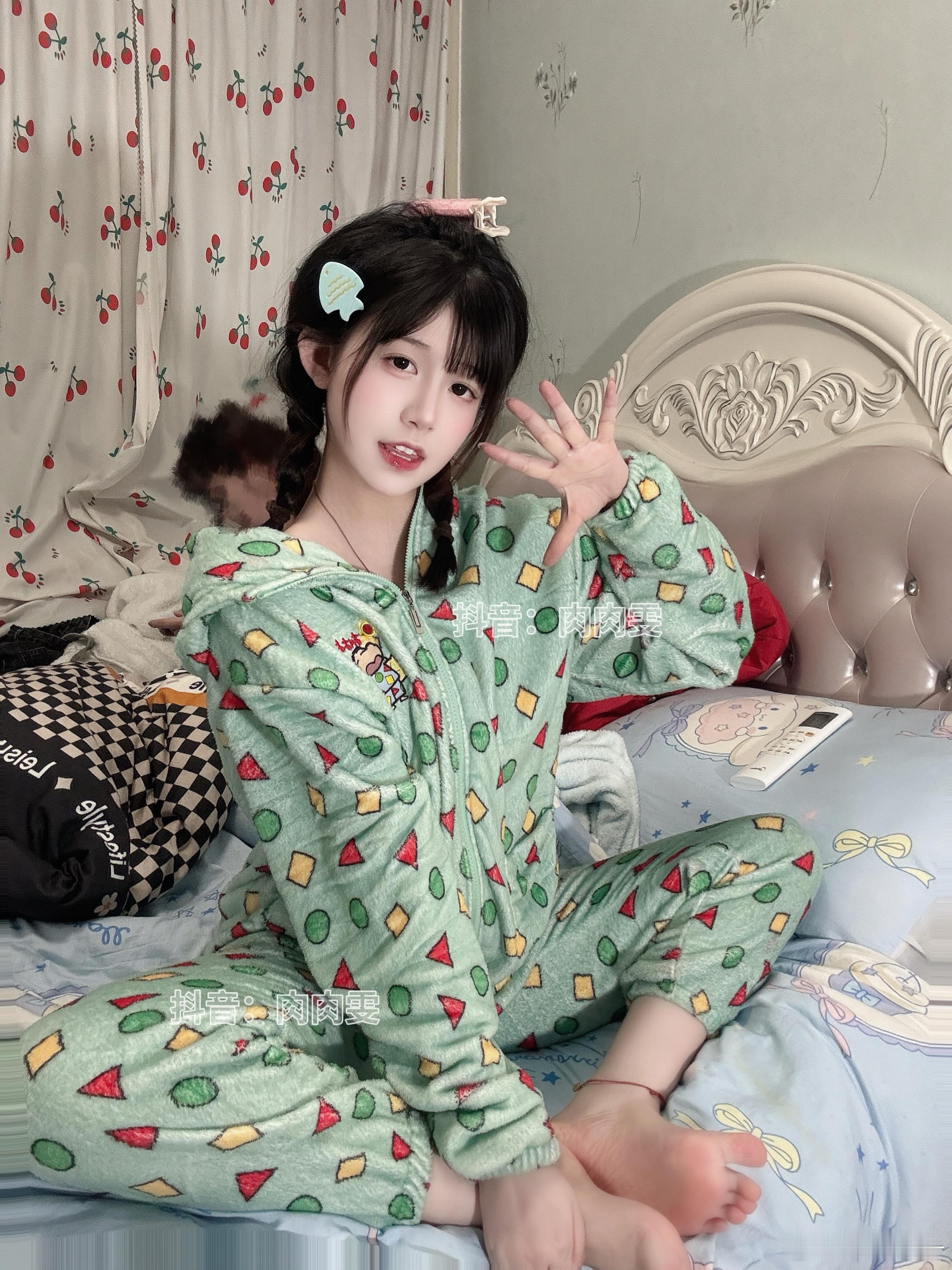 .“我的生活绕着彩色碎片东升西落 暴躁的雯坨[超话]  