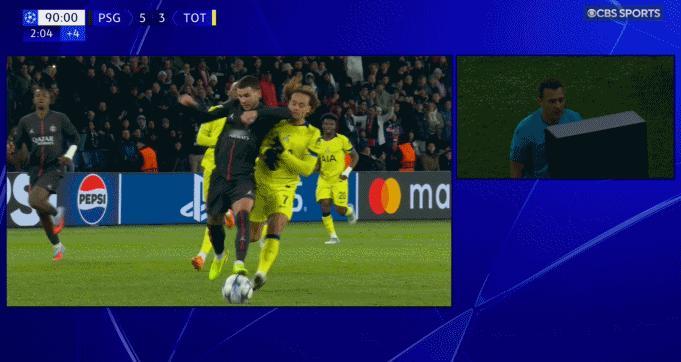 93分钟，埃尔南德斯故意肘击西蒙斯，被红牌罚下 