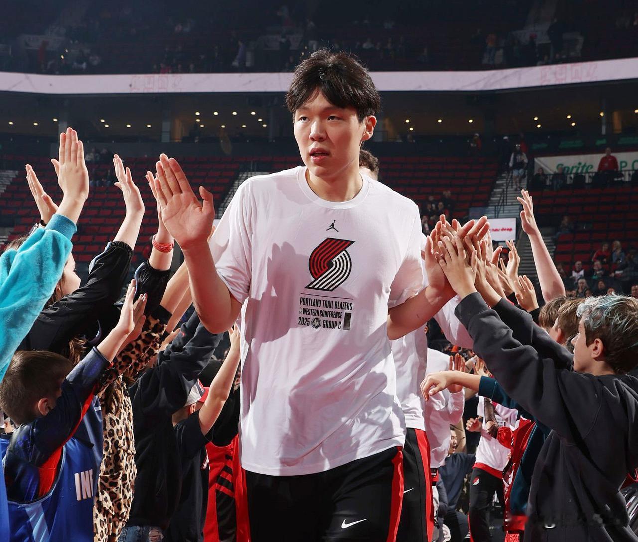 NBA迎来了本赛季NBA杯赛的第一个比赛日，杨瀚森和所有今天有比赛的球员一样，在