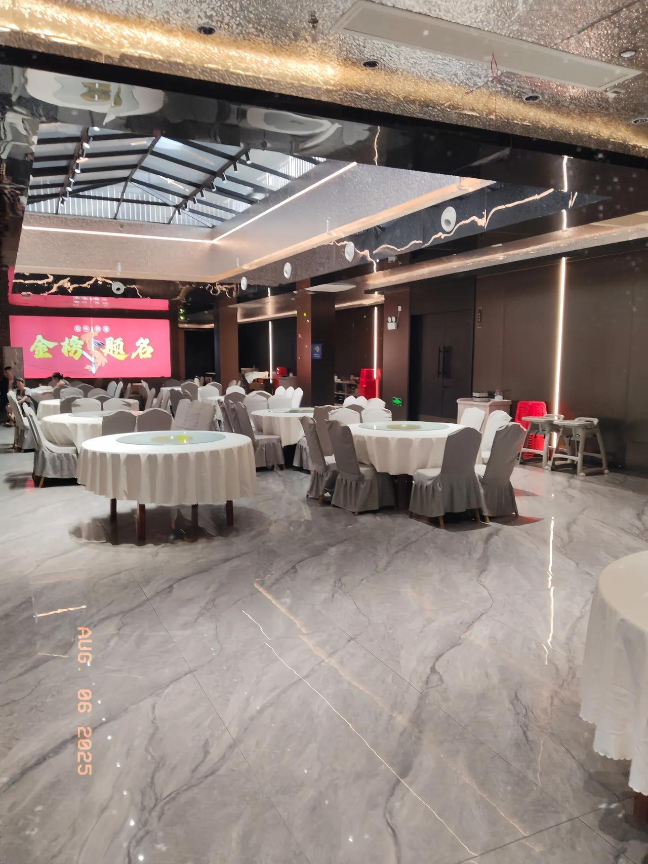 老板下达通知，从下个月开始，每个月的200块补贴取消，过年红包从2000块变成2