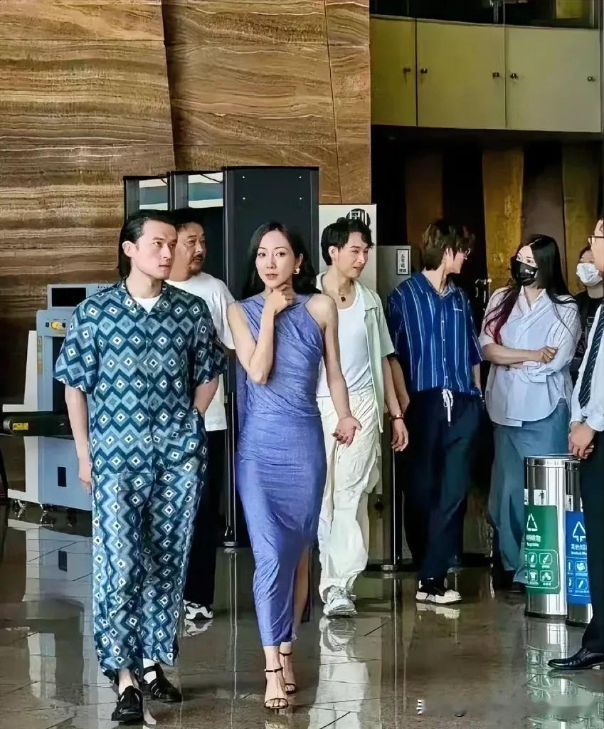 路人镜头下的韩雪颜值身材没得说