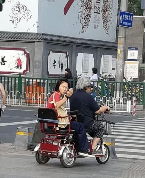 突然发现王菲超会经营自己的人生...窦靖童与姑姑窦颖在《歌手》上的互动感动了很多