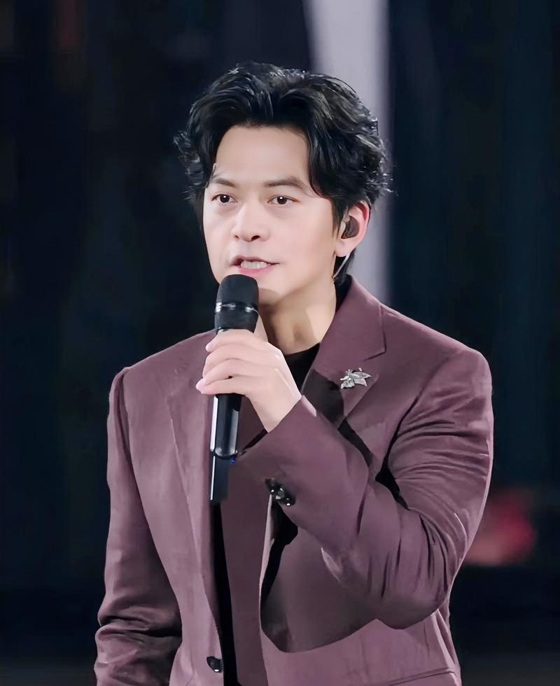 李健说不生孩子是对生命最大的负责，我真没法认同。他和妻子结婚19年选择丁克，还称