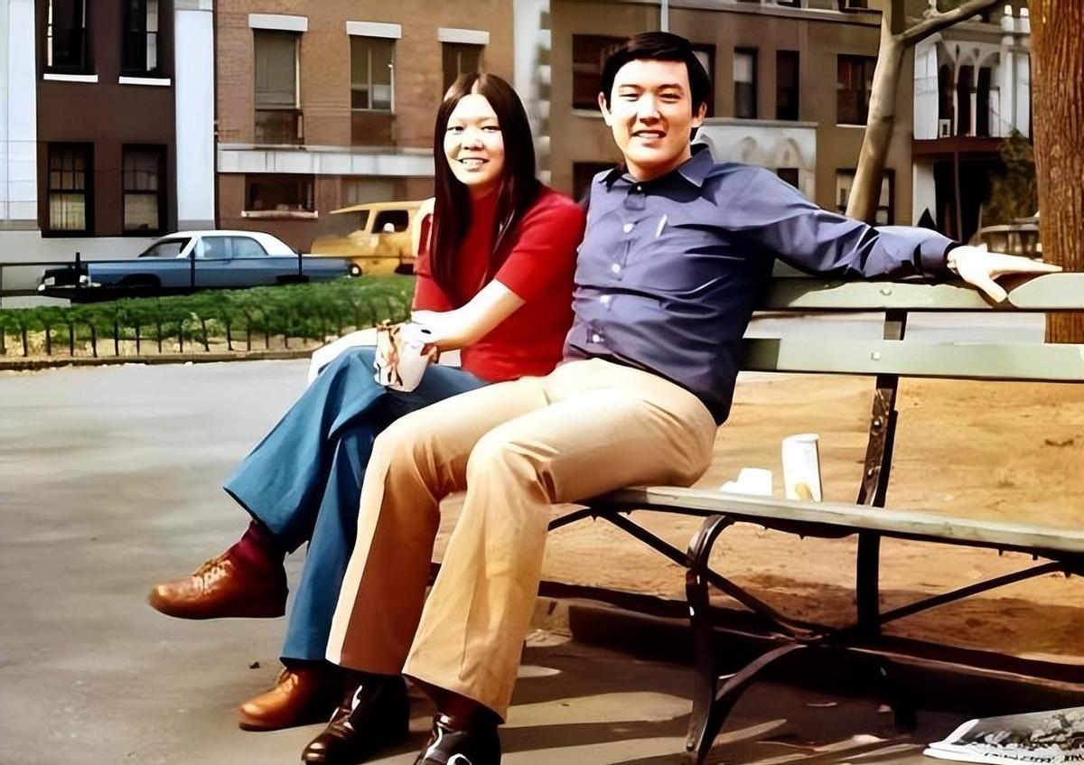 1975年马英九和周美青合影曝光，那一年他年仅25岁，英俊气质到底有多迷人？
1