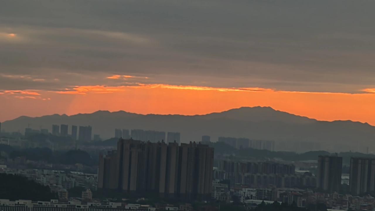 这就是我刚刚在展旗峰上拍到的天空，也不知道各位朋友们有什么感觉？