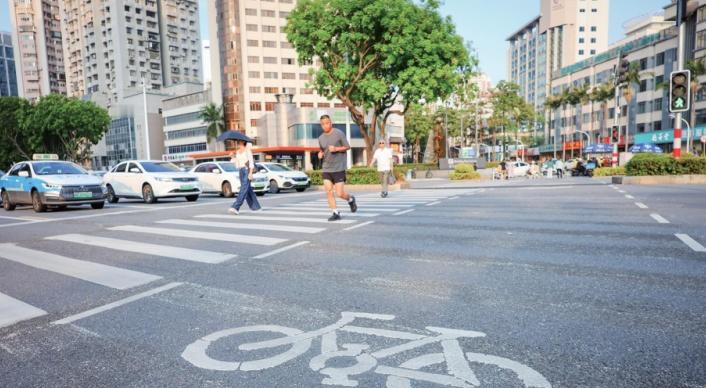 【路口微改造 通行更安全】细心的市民可能已经发现，莲花南路与嘉禾路交叉口有了新变