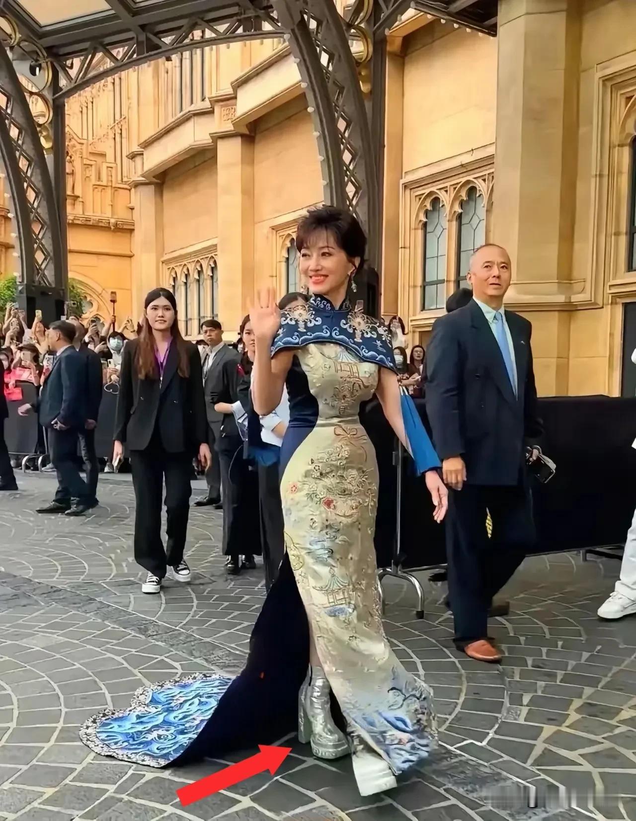 说实话，真不建议赵雅芝穿这么高的松糕鞋，毕竟年纪在那呢，不要一万就拍万一，万一不