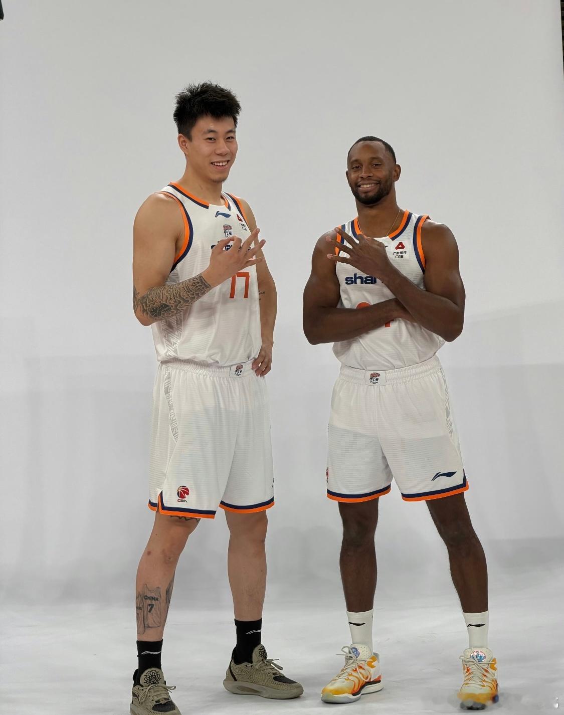 今天上海队新赛季拍摄日，哥俩地位不错辽宁男篮