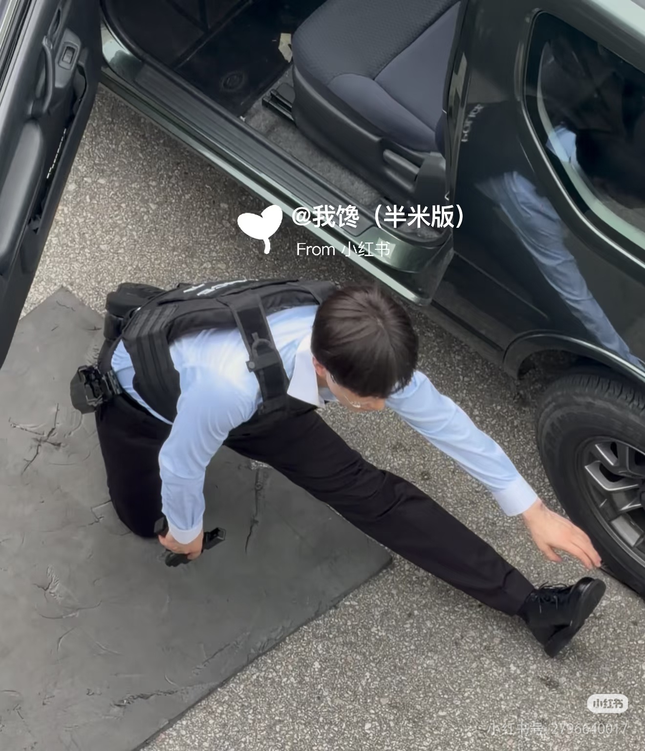 成毅用工作人员肩膀压腿听说这两天成毅在狩谎的一字马和回旋踢特别破圈，果然就被盯上