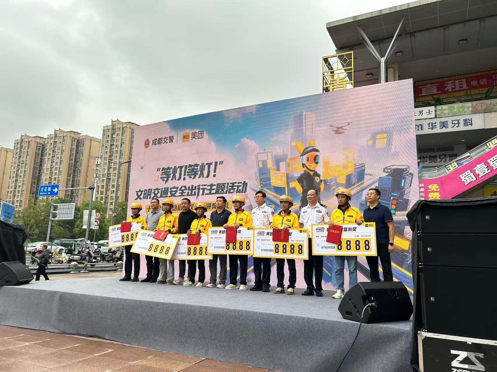 美团给骑手小哥发不闯红灯奖平台这种"事前预防、事中护航、事后管理"的治理体系，真