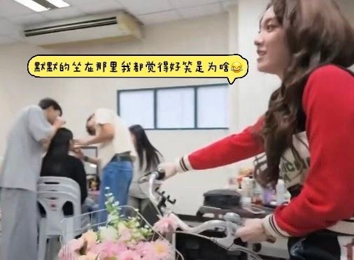 一个坐着三张椅子 一个在屋里骑自行车 家产就是这样抽象且潇洒 