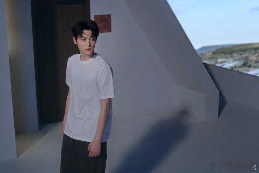 田栩宁猫人夏日清凉大片 听，是海浪拍打的声音，也是夏日心跳的律动。田栩宁在晨曦海