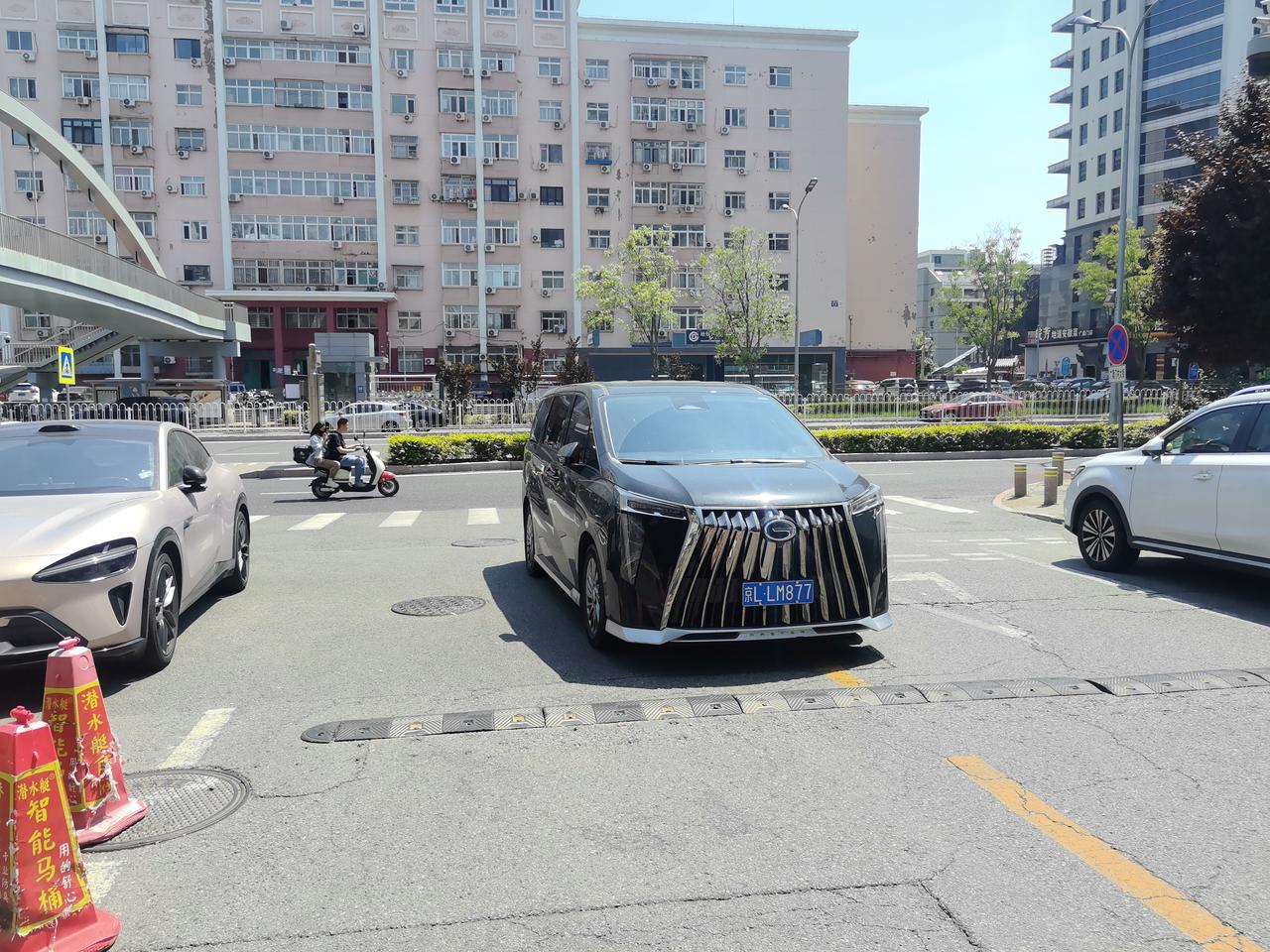 真有这样停车的人 反手一个投诉[打脸][打脸][打脸]