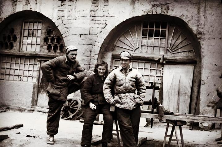 1949年，美国人寒春与丈夫阳早在延安拍下了这张珍贵的照片，当时的她才28岁，那