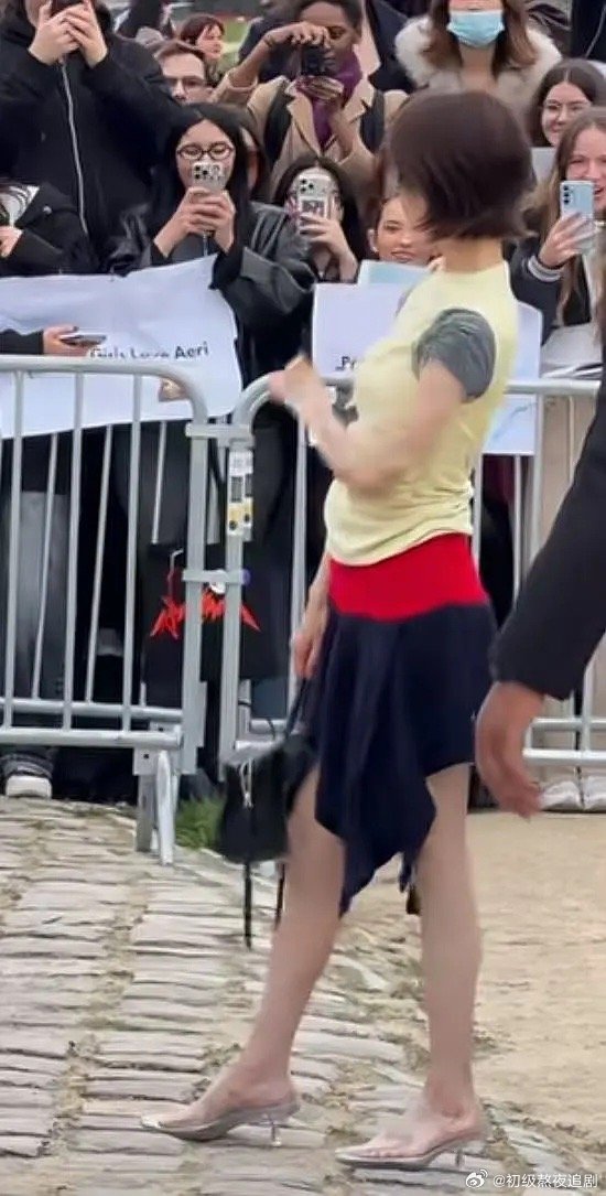 陈都灵有点骨盆前倾吗还是衣服的问题 