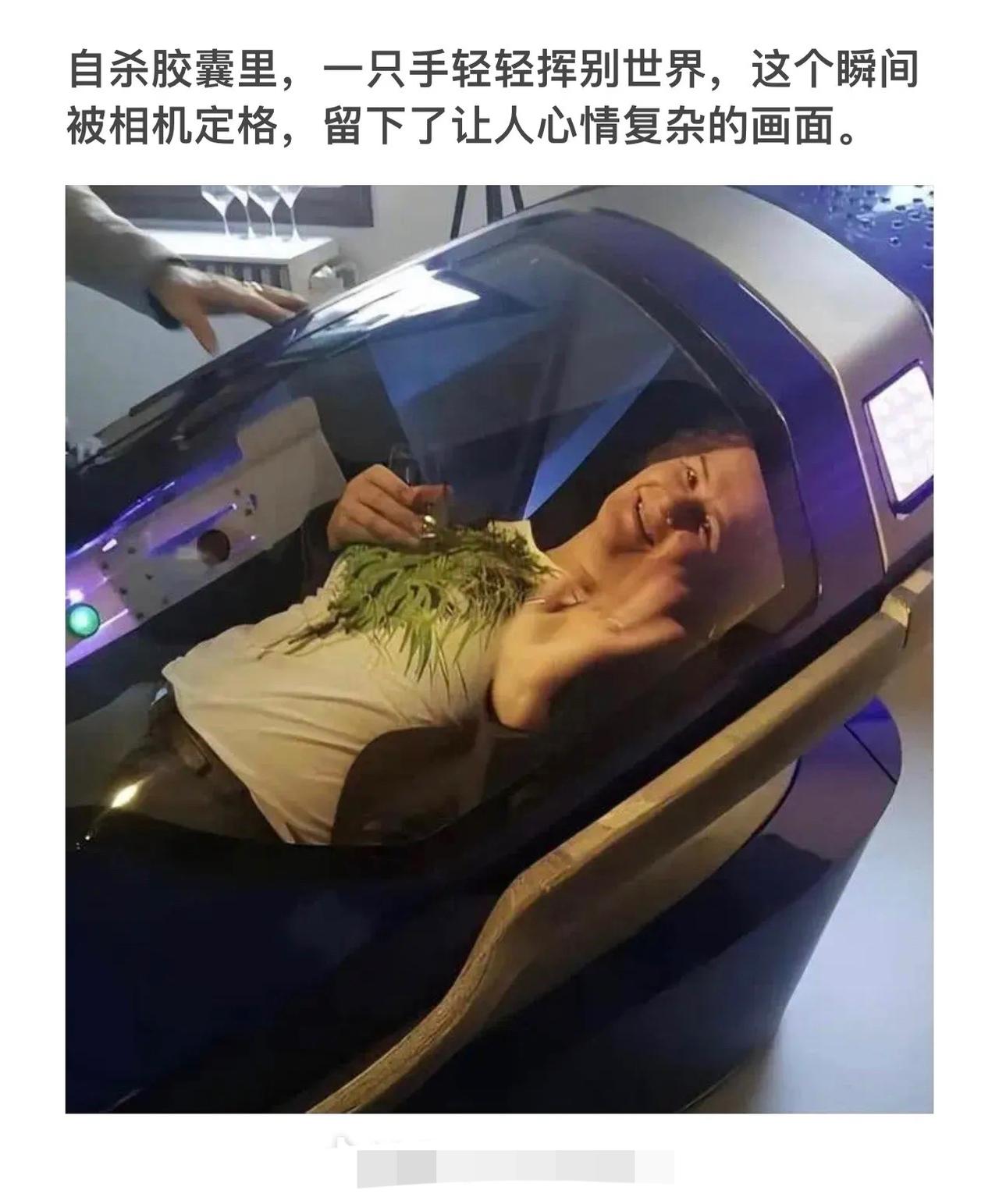 “河里祈祷的信徒与工业泡沫的碰撞，让人哭笑不得的污染版梦境。”🌊🙏💔