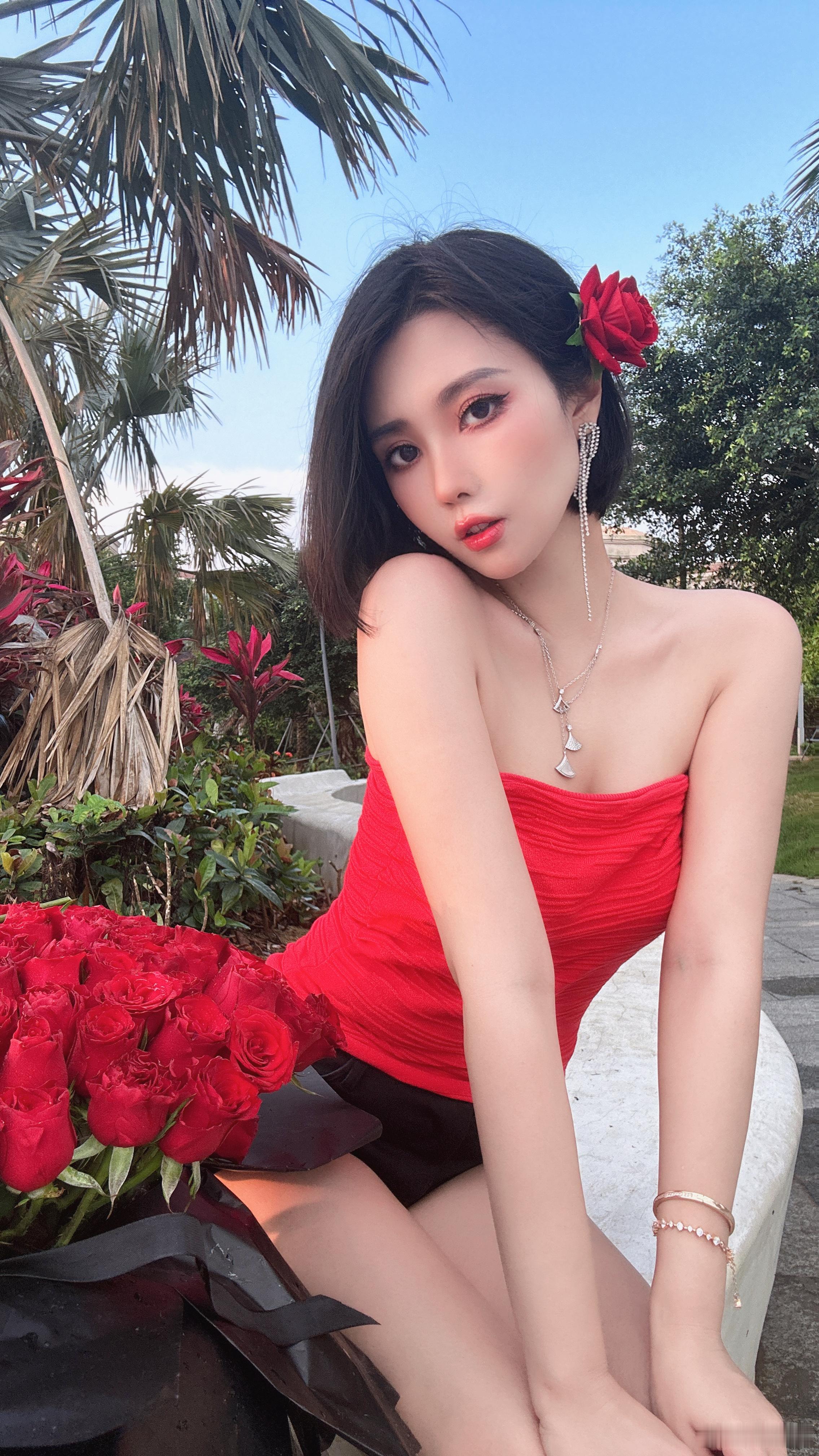 #娜扎红色泳衣#[心]爱自己 等风来 风吹哪页读哪页[心][鲜花]  ​​​