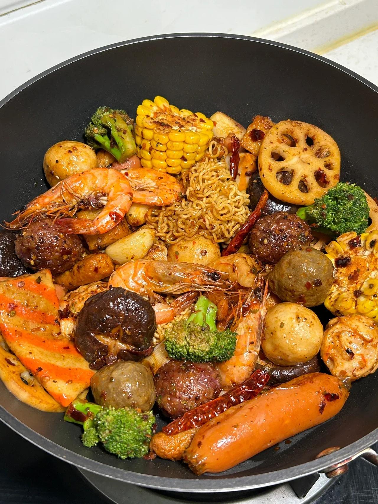 自制家庭版麻辣香锅！不好吃算我输！！|||食材🥙 火锅底料 火锅丸子 蔬菜 泡