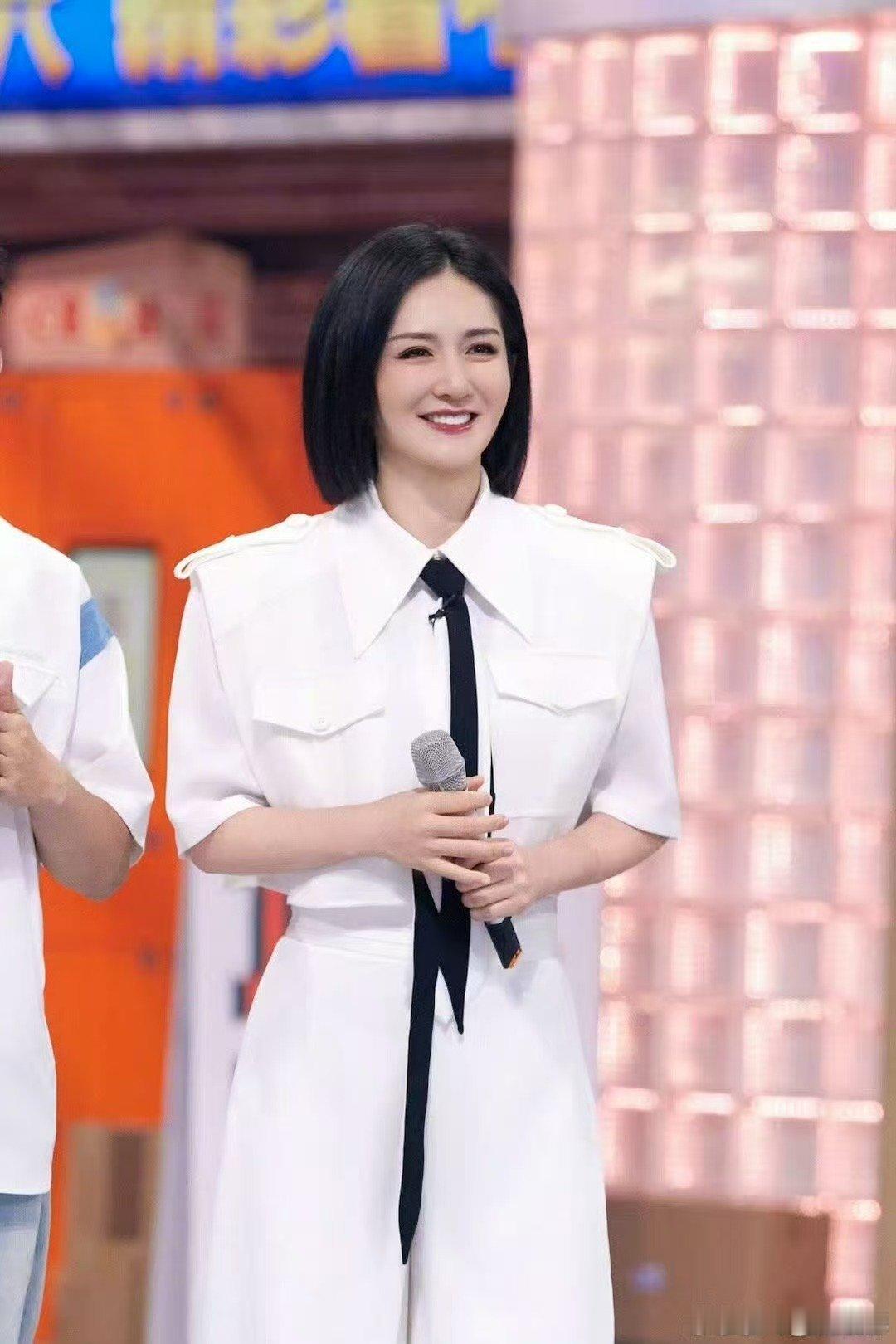 谢娜主持好稳  谢娜 央视主持谢娜 央视主持！谢娜主持好稳！第一次在央视主持秋晚